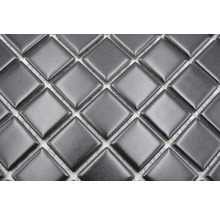 Detailansicht von quadratischen Mosaikfliesen