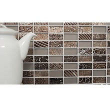 Mosaikfliesen mit Ornamenten und eine weiße Teekanne