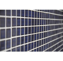 Nahaufnahme von Mosaikfliesen an einer Wand.