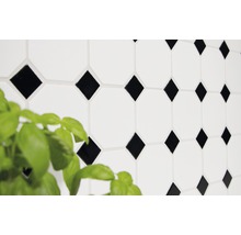 Wandfliesen mit achteckigem Muster in Schwarz und Weiß