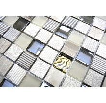 Detailaufnahme einer Mosaikfliese aus Glas und Naturstein