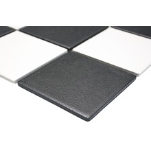 Schachbrettmuster aus weißen und schwarzen Fliesen