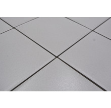 Nahaufnahme von quadratischen Fliesen mit Fugen