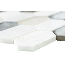 Nahaufnahme von länglichen Mosaikfliesen