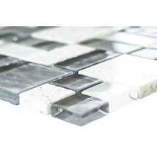 Detailaufnahme einer Mosaikfliese aus Glas und Stein