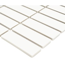 Detailaufnahme von rechteckigen, weißen Mosaikfliesen