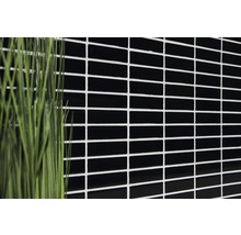 Schwarze Mosaikfliesen mit weißen Fugen