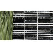 Dekorative Mosaikfliese mit länglichen, schwarzen Elementen