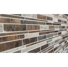 Mosaikfliesenwand mit länglichen Steinen unterschiedlicher Materialien