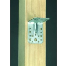 Metallwinkelverbinder an einem Holzpfosten befestigt