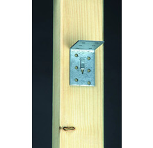 Winkelverbinder aus Metall an einem Holzpfosten befestigt