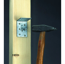 Winkelverbinder mit Schraube an Holz montiert, daneben ein Hammer
