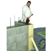 Maurer beim Verarbeiten von Betonsteinen mit Armierungseisen