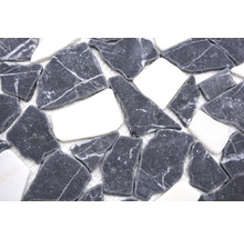 Mosaikfliese aus Naturstein in Grau und Weiß