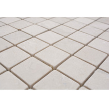 Nahaufnahme von quadratischen Mosaikfliesen aus Naturstein