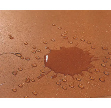 Wasser tropft auf eine wasserabweisende Oberfläche