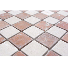 Nahaufnahme von Mosaikfliesen in Rautenform