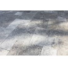 Bodenbelag aus Natursteinfliesen