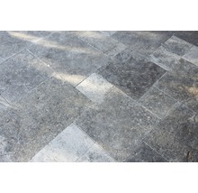 Boden aus Travertinfliesen im Römischen Verband verlegt.