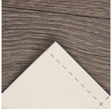 Detailansicht einer beigen Dämmplatte auf einem Holztisch