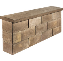 Mauer aus Betonsteinen mit Abdeckung