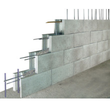 Mauerwerk aus Betonsteinen mit Stahlverstärkung