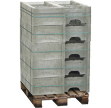 Ein Stapel grauer Betonsteine mit Griffmulden, gesichert mit Bändern auf einer Holzpalette.