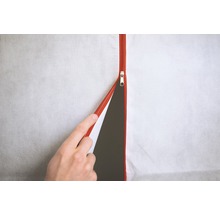 Kleidersack mit Reißverschluss wird geöffnet