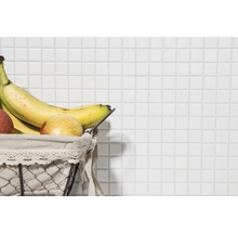 Weiße Mosaikfliesen mit Früchtekorb