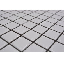 Nahaufnahme von weißen quadratischen Mosaikfliesen