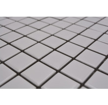 Quadratische Fliesen im Fliesengitter