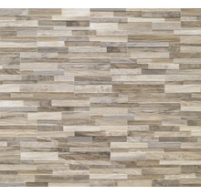 Fliesenwand in Holzoptik