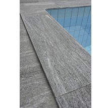 Nahaufnahme von grauen Poolumrandungssteinen