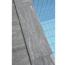 Graue Natursteinfliesen an einer Fassade