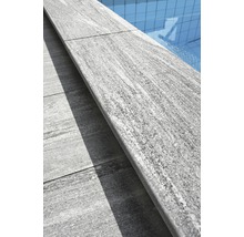 Detailaufnahme von Poolumrandungssteinen aus Stein