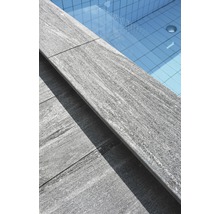 Nahaufnahme von Beckenrandsteinen aus Stein an einem Pool