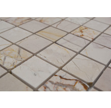 Nahaufnahme von quadratischen Mosaikfliesen aus Marmor