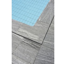 Detailansicht von grauen Terrassenplatten am Pool