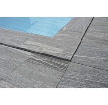 Detailansicht von Beckenrandsteinen aus Stein an einem Pool