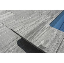 Detailansicht von Poolumrandungssteinen aus Naturstein