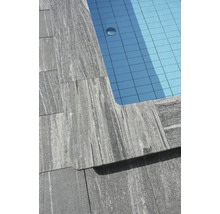 Detailansicht eines Schwimmbeckens mit Beckenrandsteinen aus Naturstein