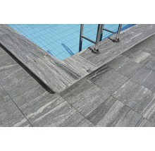 Schwimmbad mit Beckenrandsteinen und Bodenplatten aus Naturstein