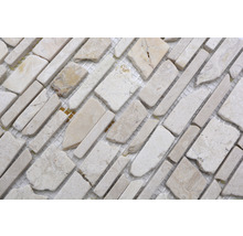 Mosaikfliesen aus Travertin auf einem Netz