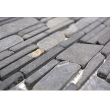 Nahaufnahme von Mosaikfliesen aus Naturstein