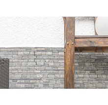 Detailansicht einer Wandverkleidung aus Stein und einem Holzelement