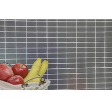 Graue Mosaikfliese mit Obstkorb