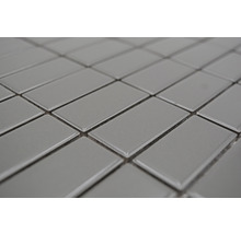 Graue rechteckige Fliesen im Mosaikmuster