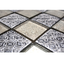 Detailaufnahme von Mosaikfliesen mit floralem Muster und Glasoberfläche