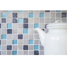 Mosaikfliesen mit Ornamenten und Glasakzenten im Hintergrund