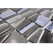 Nahaufnahme von Mosaikfliesen aus Stein und Glas